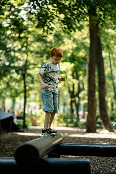 Молодий Хлопець Ходить Колоді Дитячому Майданчику Активні Літні Канікули — стокове фото