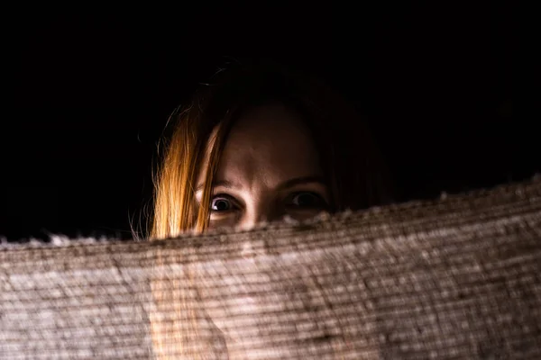 Anonymes Verstecktes Bild Einer Frau Eine Frau Dunkeln Hinter Einem — Stockfoto