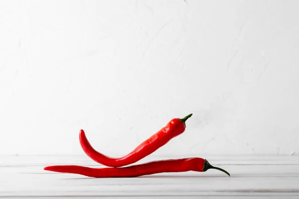 Κόκκινες Καυτερές Πιπεριές Τσίλι Λευκό Ξύλινο Φόντο — Φωτογραφία Αρχείου