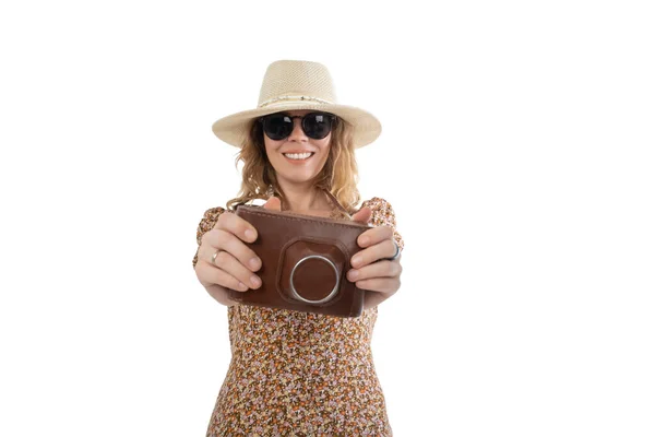 Güneş Gözlüklü Kadın Beyaz Arka Planda Izole Edilmiş Retro Kameralı — Stok fotoğraf