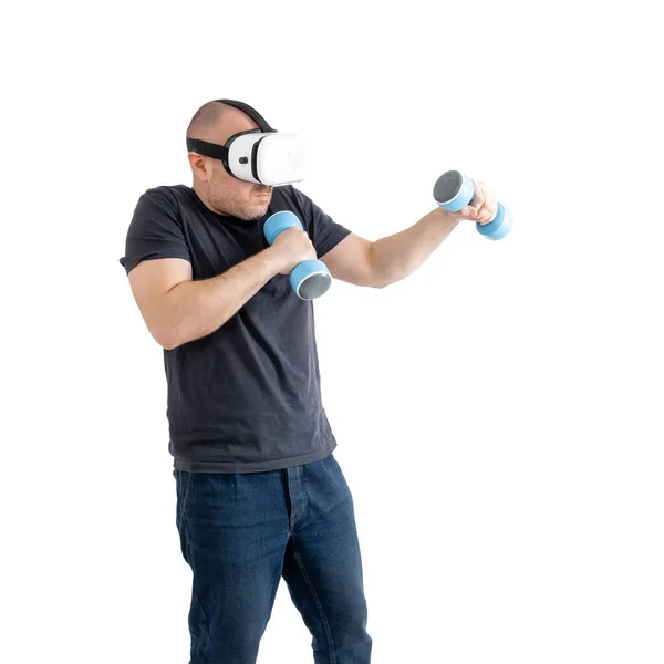 一个没有运动精神的中年男人 戴着一副戴着哑铃的虚拟现实眼镜 被白色背景隔离 — 图库照片