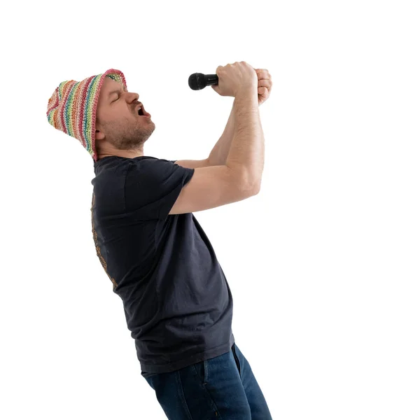 Смешной Небритый Мужчина Лет Яркой Шляпе Держит Микрофон Руках Изолированный — стоковое фото
