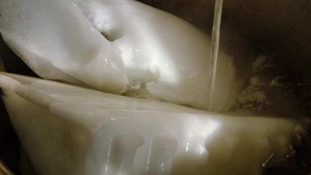 冷凍庫が破壊された 湯を注ぐシンクに氷の塊の山 — ストック動画