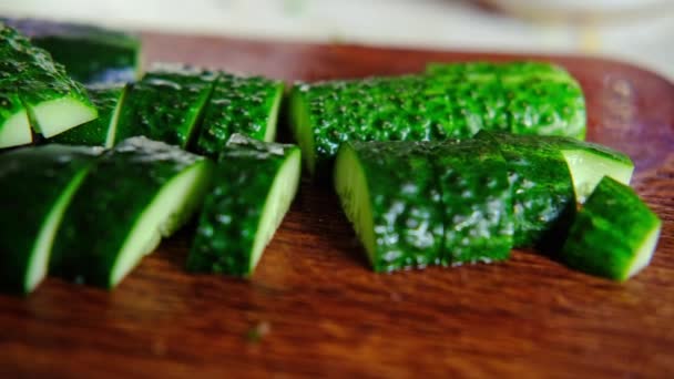 Geslagen Komkommers Koken Verse Komkommers Breken Met Een Houten Deegroller — Stockvideo