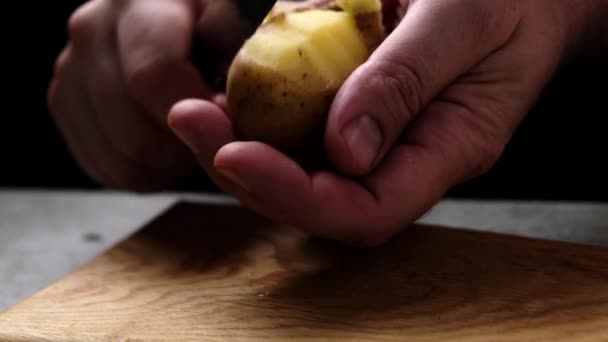 Schil Gekookte Aardappelen Een Man Schilt Gekookte Aardappelen Een Snijplank — Stockvideo