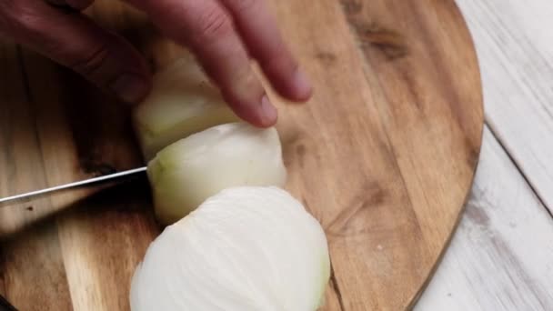 Soğanlar Tahta Kesme Tahtasıyla Kesilir Yemek Hazırlığı — Stok video