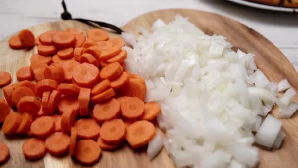 切菜板上的切碎胡萝卜和洋葱 — 图库视频影像
