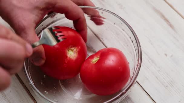 Pierce Tomaten Med Gaffel Förbereda Tomaten För Att Skala Huden — Stockvideo