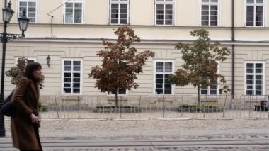 Lviv, Ukrayna - 20 Eylül 2022: Gündüzleri insanların yürüdüğü cadde.