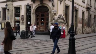 Lvov, Ukrayna, - 20 Eylül 2023: Bir grup insan şehir sokaklarında milli kostümler ve askeri üniformalar içinde.