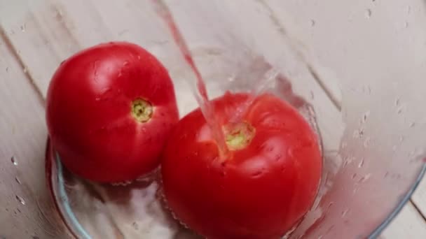 Obieram Skórkę Pomidora Dodawanie Wrzącej Wody Miski — Wideo stockowe