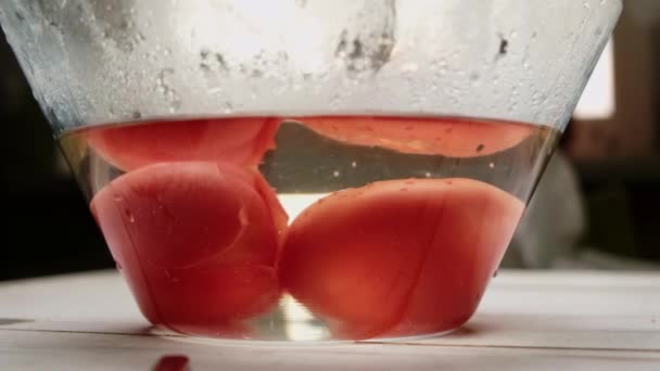Pelar Piel Tomate Dos Tomates Agua Hirviendo Plato Profundo — Vídeos de Stock