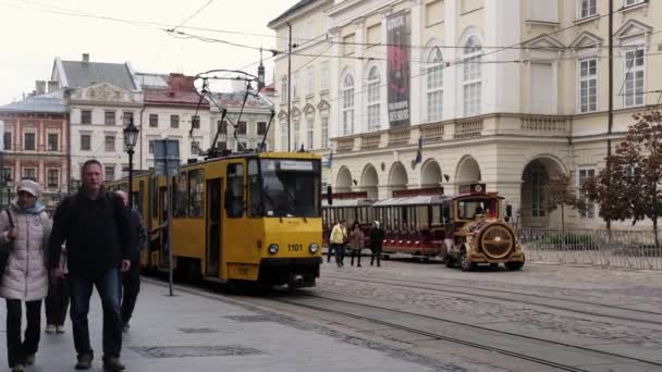 Lviv Ukraine September 2022 Stadtstraße Mit Passanten Und Einer Abfahrenden — Stockvideo