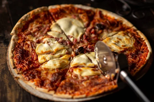 Свіжоприготована Піца Розрізати Шматки Темний Фон Крупним Планом — стокове фото