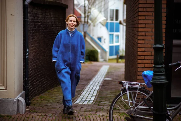 Выходные Нидерландах Женщина Синем Пальто Идет Дороге Отдых Путешествия Европе — стоковое фото