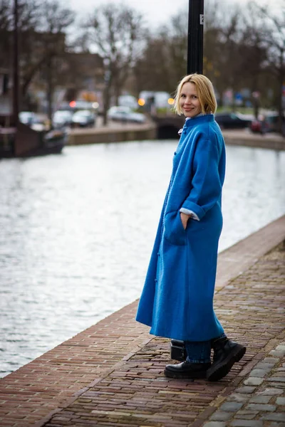 Žena Dlouhém Modrém Kabátě Nizozemsku Turista Cestách Rotterdamu Dospělá Žena — Stock fotografie