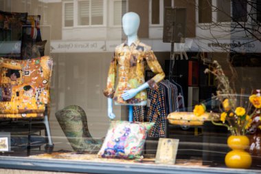 Rotterdam, Hollanda - 26 Mart 2023: Mankenlerle dolu bir şehir caddesinde bir mağaza vitrini.