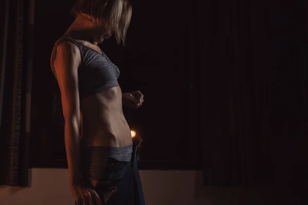 Невпізнавана Жінка Знімає Джинси Темній Кімнаті Вид Збоку Релаксація Після — стокове фото