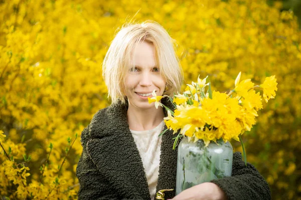 Женщина Жёлтом Фоне Жёлтыми Цветами Улыбающаяся Блондинка Средних Лет Лишним — стоковое фото