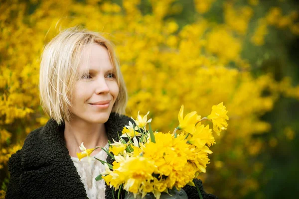 Gelukkig Gezicht Lichte Gedachten Dromen Vrouw Een Gele Achtergrond Met — Stockfoto