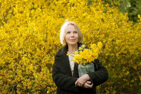 Žena Dívá Dálky Kyticí Žlutých Květin Pozadí Žlutých Květin Jarní — Stock fotografie