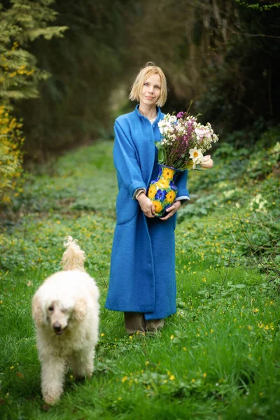 Een Vrouw Met Een Boeket Een Hond Het Bos Blauwe — Stockfoto