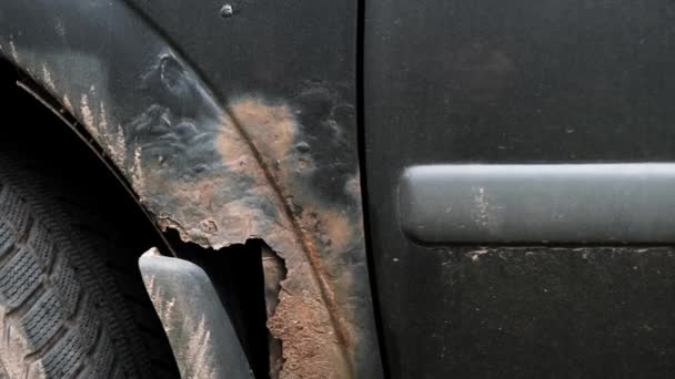 Διάβρωση Στο Αυτοκίνητο Σκουριασμένο Φτερό Μαύρου Αυτοκινήτου — Αρχείο Βίντεο