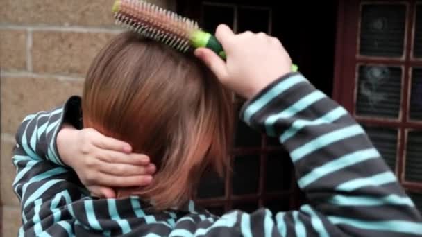 Неузнаваемый Мальчик Расчесывает Свои Длинные Волосы Вид Сзади Рыжие Окрашенные — стоковое видео