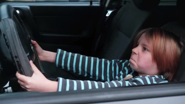 Çocuk Bir Arabanın Direksiyonunda Oynuyor Komik Çocuk Aktivitesi Dinlenme — Stok video