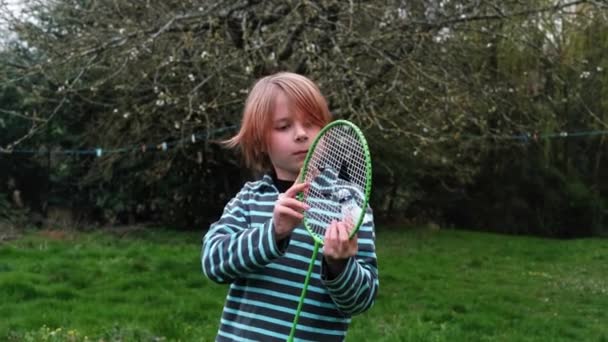 Garçon Prépare Pour Match Badminton Garçon Roux Neuf Dix Ans — Video