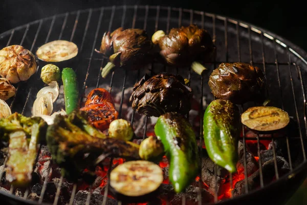 绿色烤 各种蔬菜 茄子都是烤的 适当的 纯营养 黑暗的背景红煤 — 图库照片