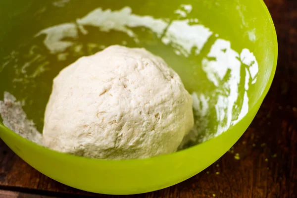 Ciasto Plastikowej Misce Przygotowanie Ciasta Drożdżowego Pieczenia Chleba Pizzy Bazowej — Zdjęcie stockowe