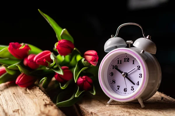 Тюльпани Будильник Час Подарунок Вітальна Листівка Початок Концепції Весни — стокове фото