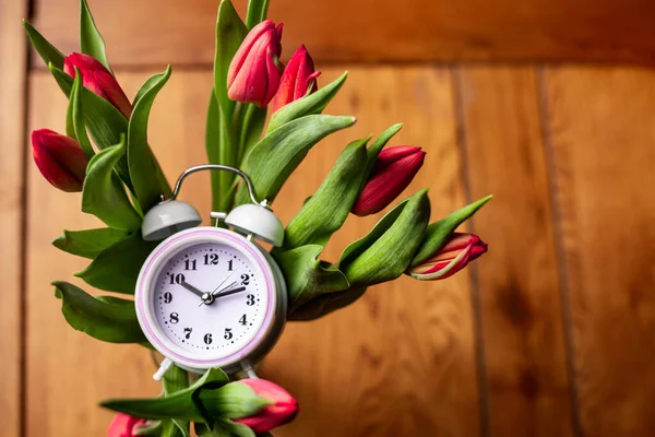 Ρολόι Ξυπνητήρι Τουλίπα Λουλούδια Ξύλινο Φόντο Έννοια Του Χρόνου Δώρο — Φωτογραφία Αρχείου