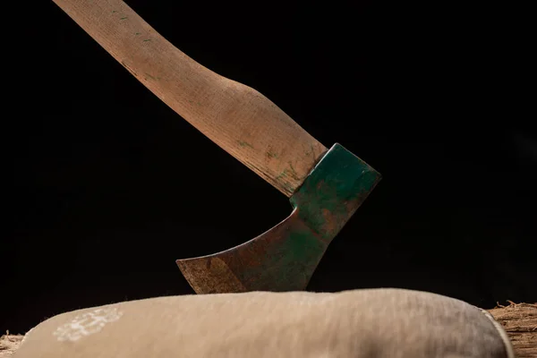 枕の中の黒い背景に斧 木こり工具 — ストック写真