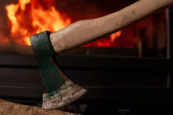 Sekera Logem Pozadí Hořícího Krbu Vytápění Dřeva Koncepce Palivového Dřeva — Stock fotografie