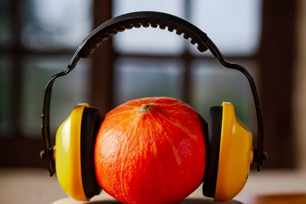 Κολοκύθα Ακουστικά Ξύλινο Φόντο Ακουστικά Κατά Του Θορύβου Που Φοριούνται — Φωτογραφία Αρχείου