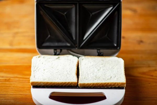 Deux Toasts Frais Trouvent Dans Machine Sandwich Ouverte Préparation Pour — Photo