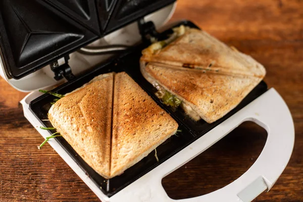 Sandwiches Recién Preparados Una Sandwichera Sobre Fondo Madera —  Fotos de Stock