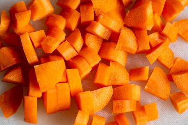 Doğranmış havuç. Yakın plan. Yemek arkaplanı. Vejetaryenlik, diyet.