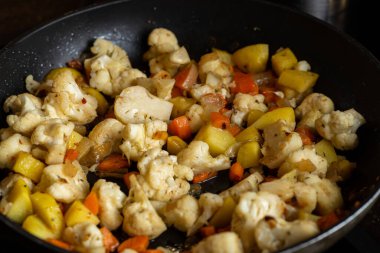 Havuç, karnabahar, soğan, yakın plan patates güveci. Vejetaryen yemeği, vejetaryen turta tarifi..