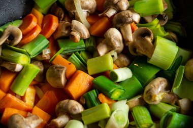 Vejetaryen sebze güveci pişiriyorum. Farklı sebzeli pilav - pırasa, mantar, baharatlı patates..