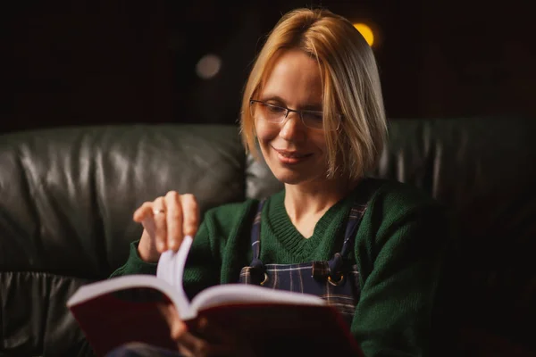 Uma Mulher Com Óculos Livro Sofá Casa Mulher Anos Está — Fotografia de Stock