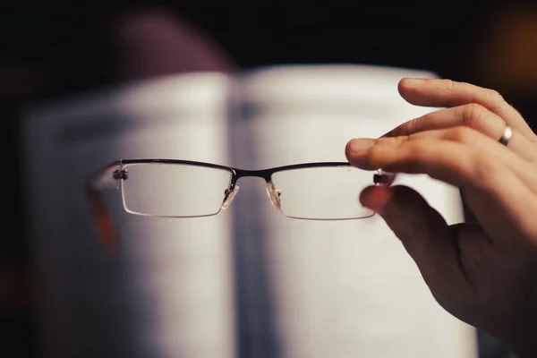 Óculos Numa Mão Feminina Conceito Visão Pobre Leitura Livros Aprendizagem — Fotografia de Stock