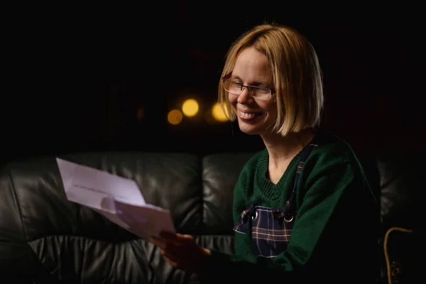 Eine Frau Mit Fröhlich Lachendem Gesichtsausdruck Hält Einen Brief Mit — Stockfoto