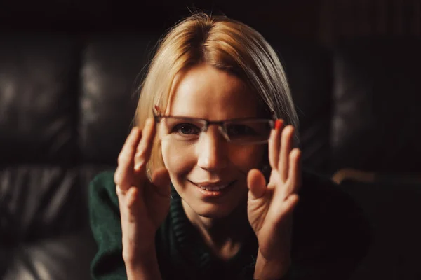 Kvinna Håller Glasögon Händerna Och Tittar Kameran Lärare Uppmärksamhet Lära — Stockfoto