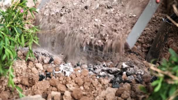 用灰使大地施肥 种植准备工作 — 图库视频影像