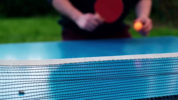 Ping Pong Kis Teniszháló Háttérben Elmosódik Egy Felismerhetetlen Férfi Kezében — Stock videók