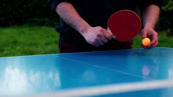 Ping Pong Extérieur Homme Méconnaissable Prend Une Petite Raquette Tennis — Video
