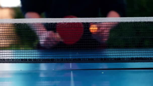 Filet Ping Pong Sur Table Homme Dans Flou Arrière Plan — Video
